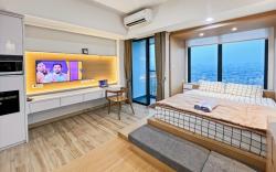 Stylish Studio SouthGate Apt w/ Pool, Gym, Netflix