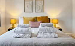 Cozy Hideaway With Hot Tub  Sauna Sleeps 7