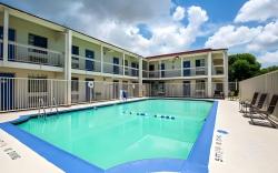 Days Inn & Suites by Wyndham Texas City