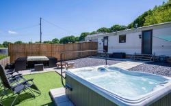 Hopkins Retreat - 3 Bedroom Caravan - Hot Tub