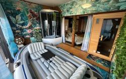 至近に海と鉄道を眺めるボートソファルームで至極のサウナ&スパ体験！ガレージBAR【トリックマーメイド