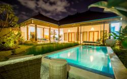 Calm Villa Orked 2 Seminyak with day bed swing.