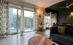 Alora- Breezy 3bhk haven with hot tub