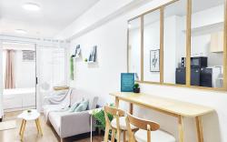 Unit Clyde: Fresh Condo across Ayala Cloverleaf