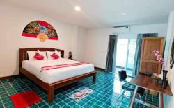 Baan Khlong Mae Kha Hotel