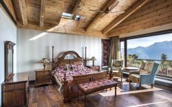 A majestic luxurious villa overlooking the Ganges
