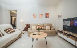 Bay Laurel Urban Poolscape 3BR6pax w Balcony