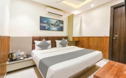 Hotel Shri Sai Deluxe - 1 Min from Adarsh Nagar Metro, Couple, Business and Family Friendly