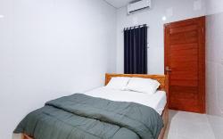 Widi Guest House near GWK Mitra RedDoorz