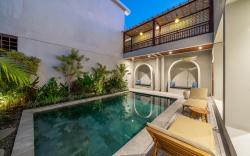 Townseseh 1_Steps from the Beach, Poolside Bliss