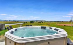 Sunrise and Sunset Hot Tub Views 600m walk to Doltone Anambah House Wedding Venue at Pelican Plains