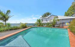 Shimmer Shores Absolute Waterfront Retreat at Fishing Point, Lake Macquarie