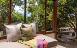Spacious Garden View Apartment 3 - Oupa Jannie