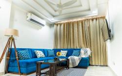 The Cozy Comfort | Near Taj | 3BR By Homeyhuts