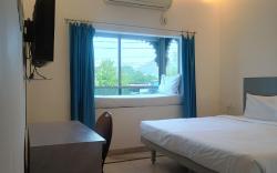 Hotel Crown Club - 2.5 km from Celebration Mall 