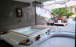 The georgeous lifestyle garden and maxi jacuzzi