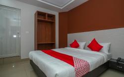 Hotel O Varcity Phi Premium Pavilion ,Above HDFC Bank ,Near Anjaneya Temple Madiwala, Hosur Main r