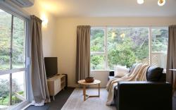 Skyline Haven: Views, Parking, Netflix & Espresso