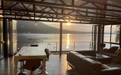 Sun Room (Studio) on the edge of the Harties dam.