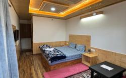 Vizvei Kufri Cozy Room with Mountain View