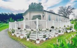 Cozy Newquay Lodge with Private Hot Tub, Fir Pit Table and 3 bedrooms, Sleeps 9
