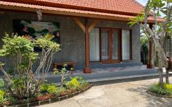Hibiscus Suite - Dirga’s Guest House
