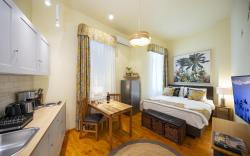 Rainforest Studio Downtown by Pretty Apartments