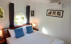 The 'White House' Tala Buea Dang Isaan Home Stay