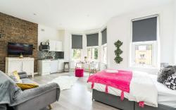 Next to tube station-studio-convenient 