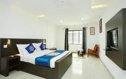 OYO 9932 Hotel Half Moon Residency