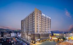 Atour Hotel Tengchong Wenxinglou