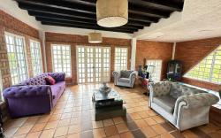 Chalet con piscina y  zonas verdes cerca Armenia