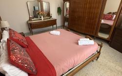Cozy 5-Bed Apartment with Kitchen Near the Airport