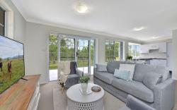 Evergreen Lodge Winery Retreat - Sleeps 8 Guests and 8 minutes to Wineries