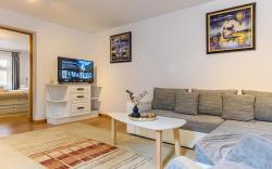 Cozy House w. private Terrace, Bbq & Free Parking
