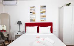 City Plaza Apartments & Rooms