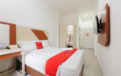 RedDoorz @ Jatiwaringin near Exit Toll Pondok Gede