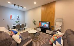 FunkyVila6 14Pax 4BR Near188Tower, HTTA, Airport