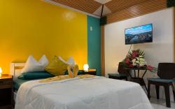 Traville Huts Palm Beach Inn