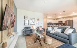 Chic 2Bed Condo at Storey Lake, Mickey Room