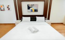 Luxurious 2BR One East Penthouse Apt By Travelio