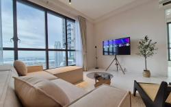 Stunning 4BR Sky Retreat @ 42nd Floor View Sleep 8