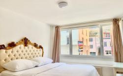 Modern and Bright 2BDR Apt - City Center