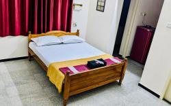 SAN3 - Spacious 1 Bed with Dining Table/Fridge