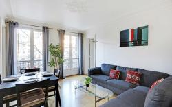 Experience Parisian Lifestyle: 2BR, Porte Maillot