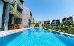 Gold  Riverside Apartment & Villa