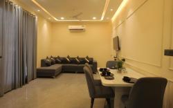 Golden Glow - Luxury 1BHK Penthouse with Bathtub