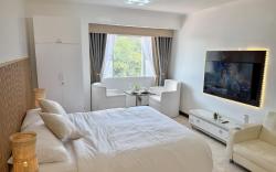 Yanna's Unit with Great View in Albergo Hotel