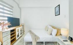 * * WV 21 Bright & Airy Studio