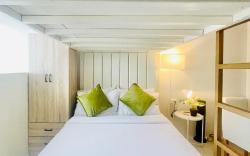 * * WV 17 Sleek & Trendy Studio w/ Bunk Bed